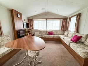 Caravan With Side Decking At St Osyth Beach Holiday Park Ref 28018Td