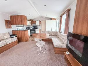 Caravan With Side Decking At St Osyth Beach Holiday Park Ref 28018Td