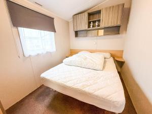 Caravan With Side Decking At St Osyth Beach Holiday Park Ref 28018Td
