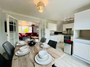 Bright & Sociable Home with Garden Retreat