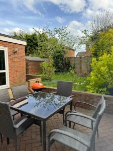 Bright & Sociable Home with Garden Retreat