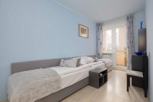 Cozy Apartment for 4 People with Swimming Pool and Tennis Court by Noclegi Renters