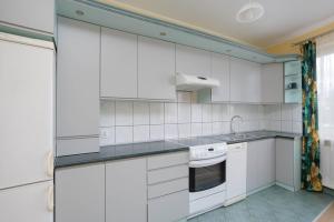 Cozy Apartment for 4 People with Swimming Pool and Tennis Court by Noclegi Renters