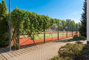 Cozy Apartment for 4 People with Swimming Pool and Tennis Court by Noclegi Renters