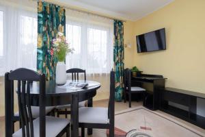 Cozy Apartment for 4 People with Swimming Pool and Tennis Court by Noclegi Renters