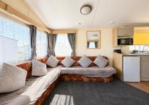 Dog Friendly 6 Berth Caravan At St Osyth Beach Holiday Park In Essex Ref 28078Y