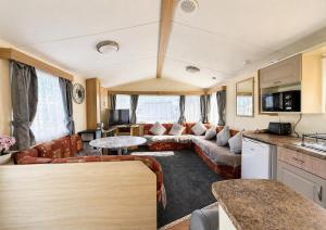 Dog Friendly 6 Berth Caravan At St Osyth Beach Holiday Park In Essex Ref 28078Y