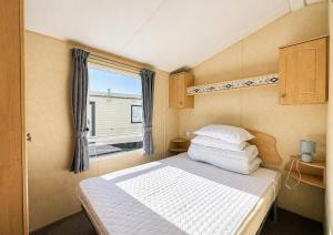 Dog Friendly 6 Berth Caravan At St Osyth Beach Holiday Park In Essex Ref 28078Y