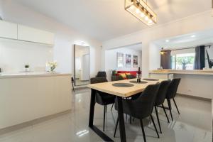 Aqua Garden Villa - Spacious 3-Bedroom Holiday Home with Terrace, BBQ & Pool Access in Costa Adeje