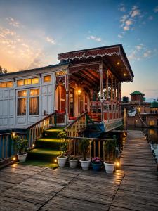 Dilnaaz Group Of Houseboats