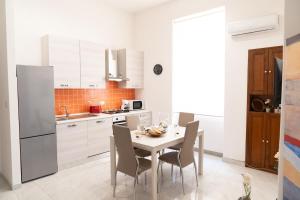 Casa Mondy - City Centre Cagliari, 2 Bedrooms, AC, Sleeps 5
