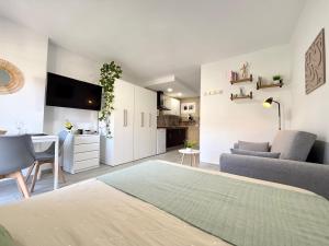 Hercules Cozy Studio - City Center and Near Beach