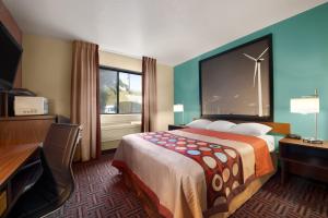 Queen Room - Disability Access/Non-Smoking room in Super 8 by Wyndham Peoria East