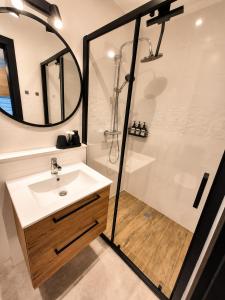 Chill & Ride Apartment - free private parking space