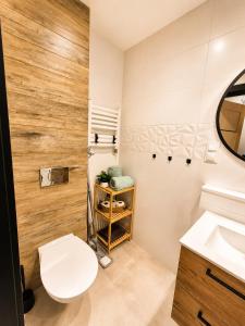 Chill & Ride Apartment - free private parking space