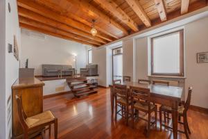 Timber and Light Spacious Apartment with Balcony
