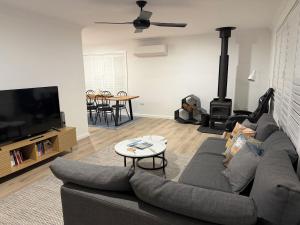 Beaches, Bays & BBQ Days - Your home base in Burradise