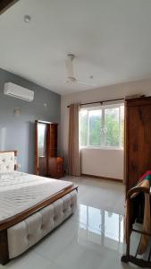 4BR Villa in Gated Community Near Expressway