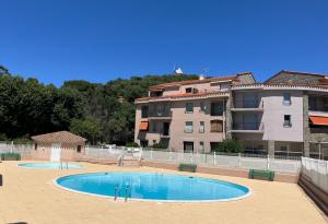 Superbe T2-T3 rénové, bord de mer, piscine, parking privé