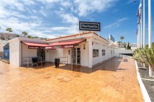 Aqua Garden Villa - Spacious 3-Bedroom Holiday Home with Terrace, BBQ & Pool Access in Costa Adeje