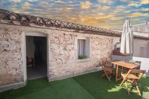 Cami Vall - Typical & Authentic House - Terrace and BBQ - Close to Shops and City Center - 10 min from Valencia Beaches - SPECIAL OFFER NEW ACCOMMODATION