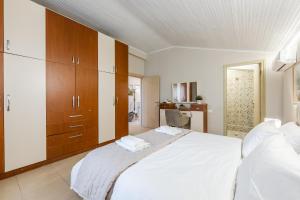 Loen Spacious Seaside 3BR Apartment by PikHost