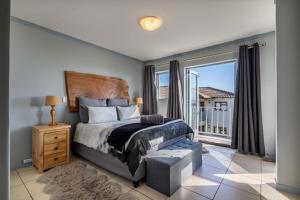 Charming 2-Bedroom Apartment with Ocean and Mountain Views