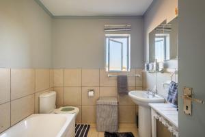 Charming 2-Bedroom Apartment with Ocean and Mountain Views