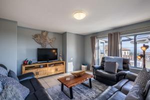 Charming 2-Bedroom Apartment with Ocean and Mountain Views