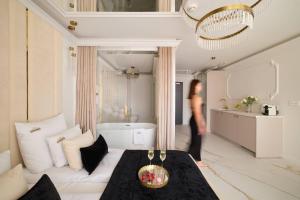 Portovo Jacuzzi Mirror Suite by Downtown Apartments