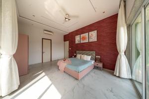 Pinnacle Pure Veg 6BhK With Private pool and Elevator