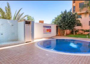 Appartement moderne avec piscine et parking securise