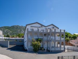 Apartment Delfin-7 by Interhome