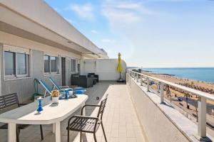 T1 com terraço em frente a praia