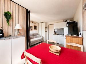 Studio moderne et lumineux avec vue sur le Mont Charvin. Parking privatif - FR-1-505-222