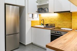 Modern Athenian Escape Walk to Metro & Acropolis