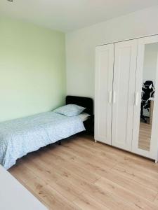 4 Parisian suburbs, 5-room apartment, room rental