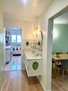 5 Parisian suburbs, 5-room apartment, room rental