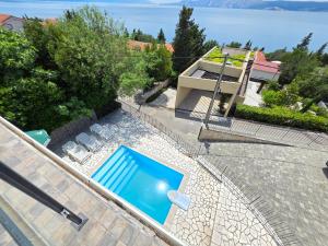 INES 3 Apartment in Novi Vinodolski with terrace and sea view, Jacuzzi, outdoor pool