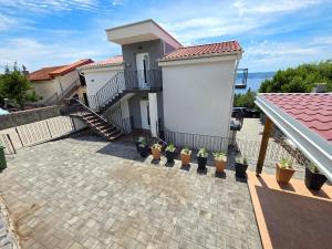 INES 3 Apartment in Novi Vinodolski with terrace and sea view, Jacuzzi, outdoor pool
