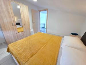 INES 3 Apartment in Novi Vinodolski with terrace and sea view, Jacuzzi, outdoor pool