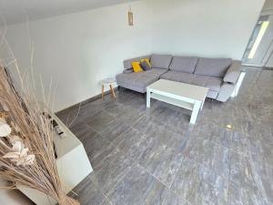 INES 3 Apartment in Novi Vinodolski with terrace and sea view, Jacuzzi, outdoor pool