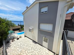 INES 3 Apartment in Novi Vinodolski with terrace and sea view, Jacuzzi, outdoor pool