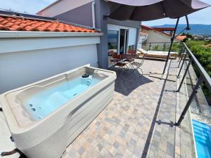 INES 3 Apartment in Novi Vinodolski with terrace and sea view, Jacuzzi, outdoor pool