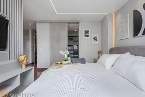 Chic 1BR • Luxury, Pool, Gym • Steps from Provenza