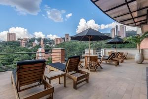 Chic 1BR • Luxury, Pool, Gym • Steps from Provenza