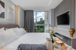 Chic 1BR • Luxury, Pool, Gym • Steps from Provenza