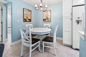 #211 Sanibel Moorings Courtyard View