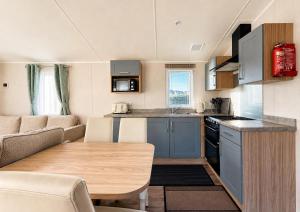 Modern 6 Berth Caravan With Decking To The Side At Valley Farm Ref 46946Sb