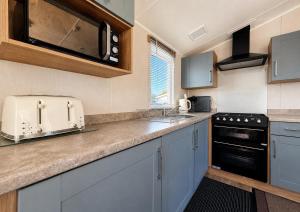 Modern 6 Berth Caravan With Decking To The Side At Valley Farm Ref 46946Sb